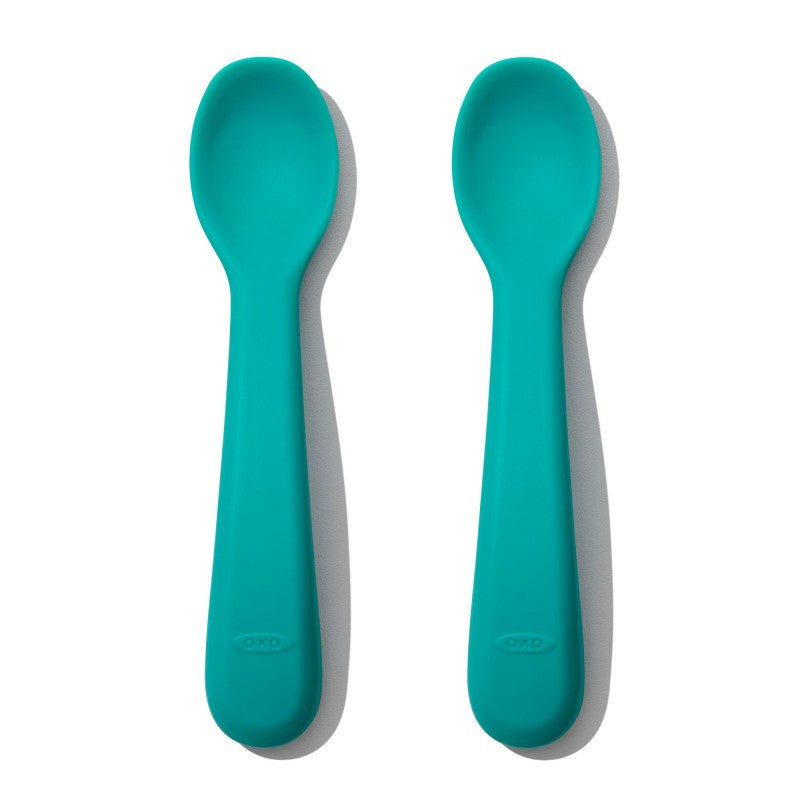 "Groenblauwe OXO Tot silicone lepel met flexibele, zachte lepelkop voor baby’s en peuters."