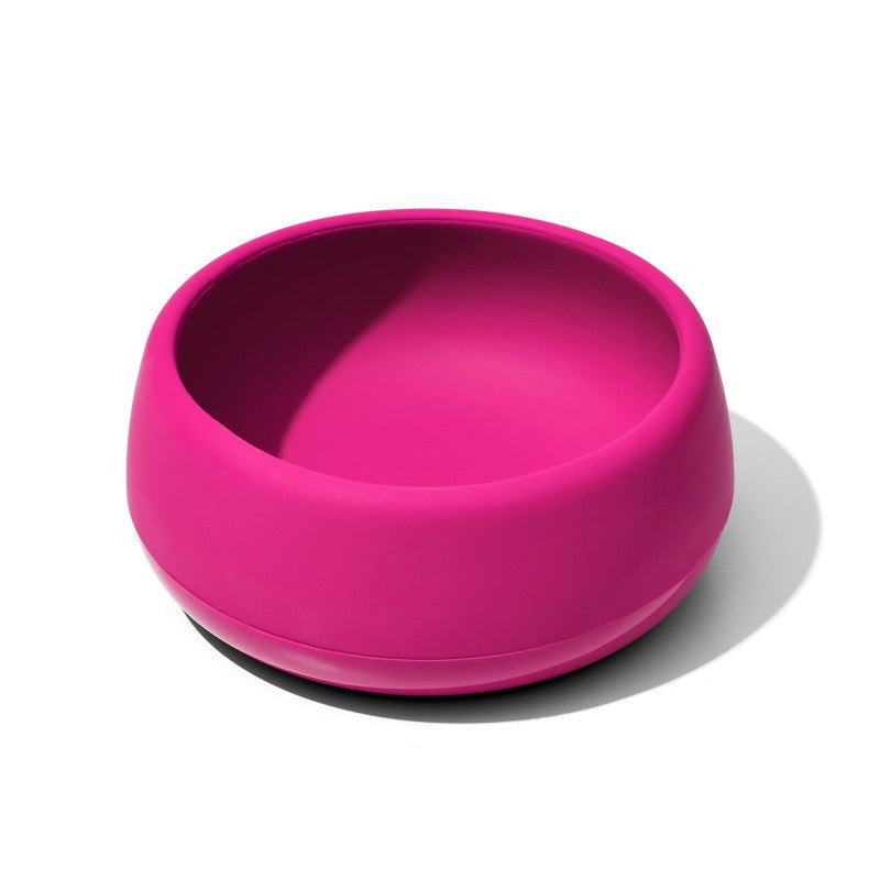 "Roze silicone kinderservies kommetje van OXO Tot met verzwaarde bodem, ideaal om je kleintje veilig en zelfstandig te leren eten."

