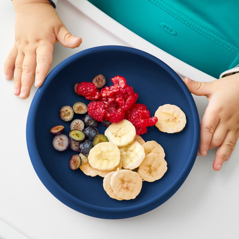 "Veilig en onbreekbaar silicone bord met hoge randen, perfect voor kinderen die zelfstandig leren eten."