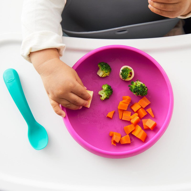 "Veilig en stevig kinderbordje met hoge randen en onbreekbaar design, geschikt voor peuters vanaf 6 maanden."