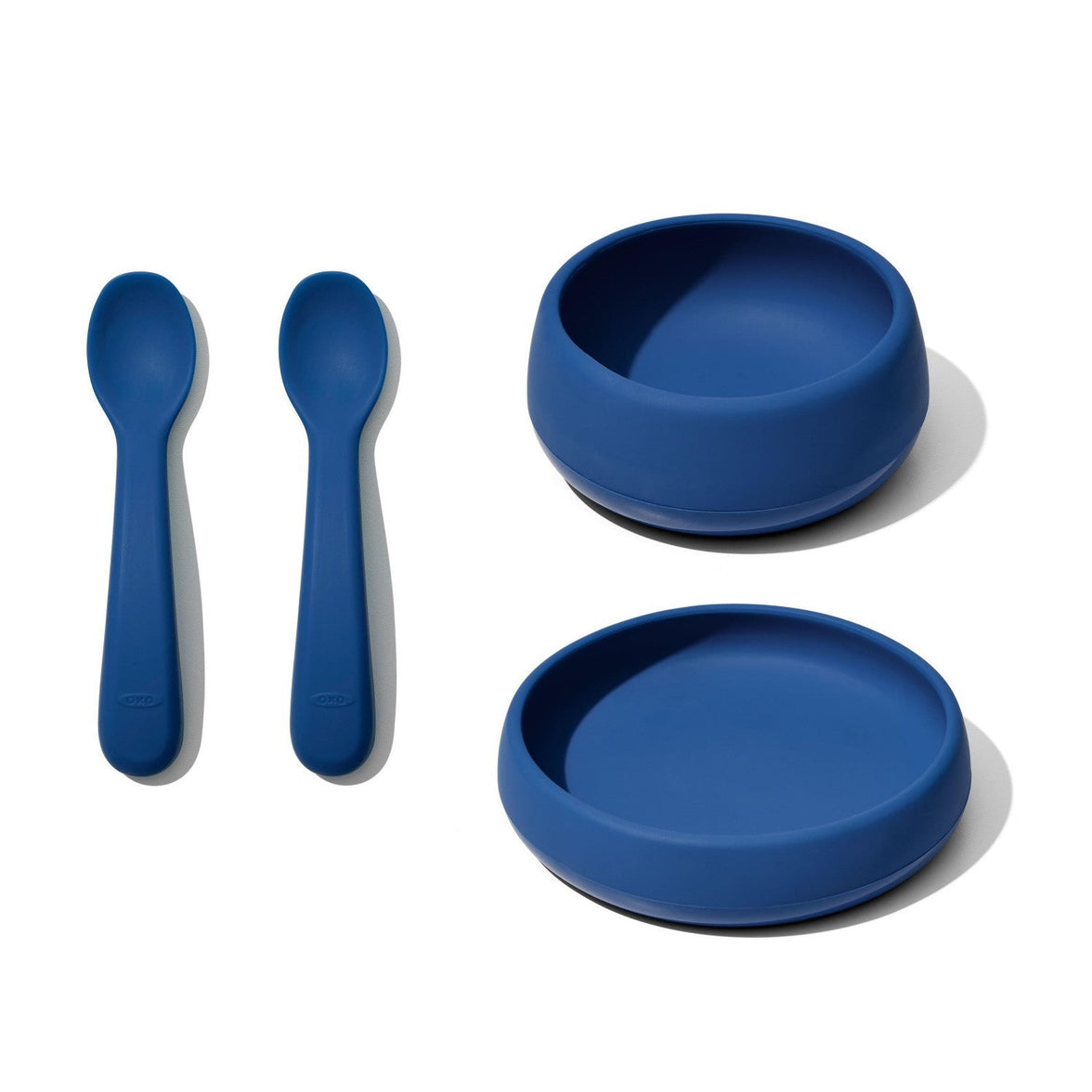 "Blauw kinderservies met bord, kom en twee lepels van BPA-vrij silicone, ideaal voor zelf leren eten."