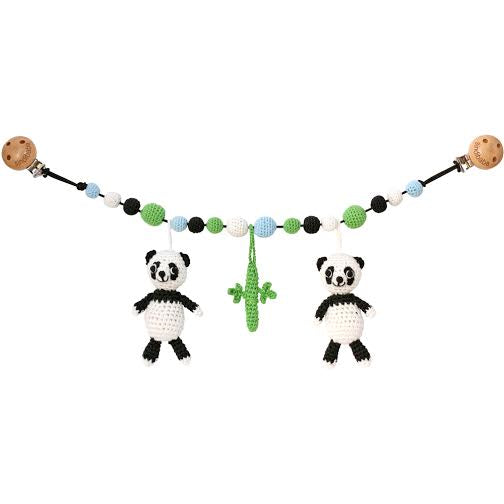 "Handgemaakte wagenspanner met twee zachte panda’s met rammeltjes, bevestigd aan een kinderwagen voor urenlang speelplezier onderweg."