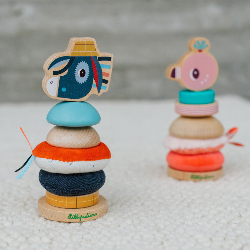 "Detail van stoffen stapelringen met verschillende texturen – geschikt voor sensorisch spel"