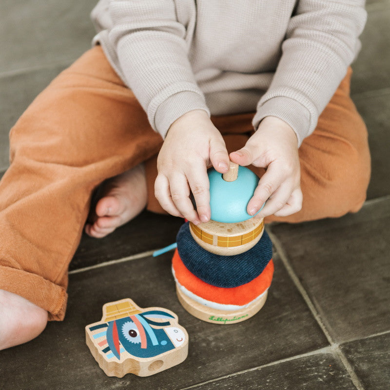 "Kind stapelt ringen op Ignace de ezel – Lilliputiens zintuiglijk speelgoed"