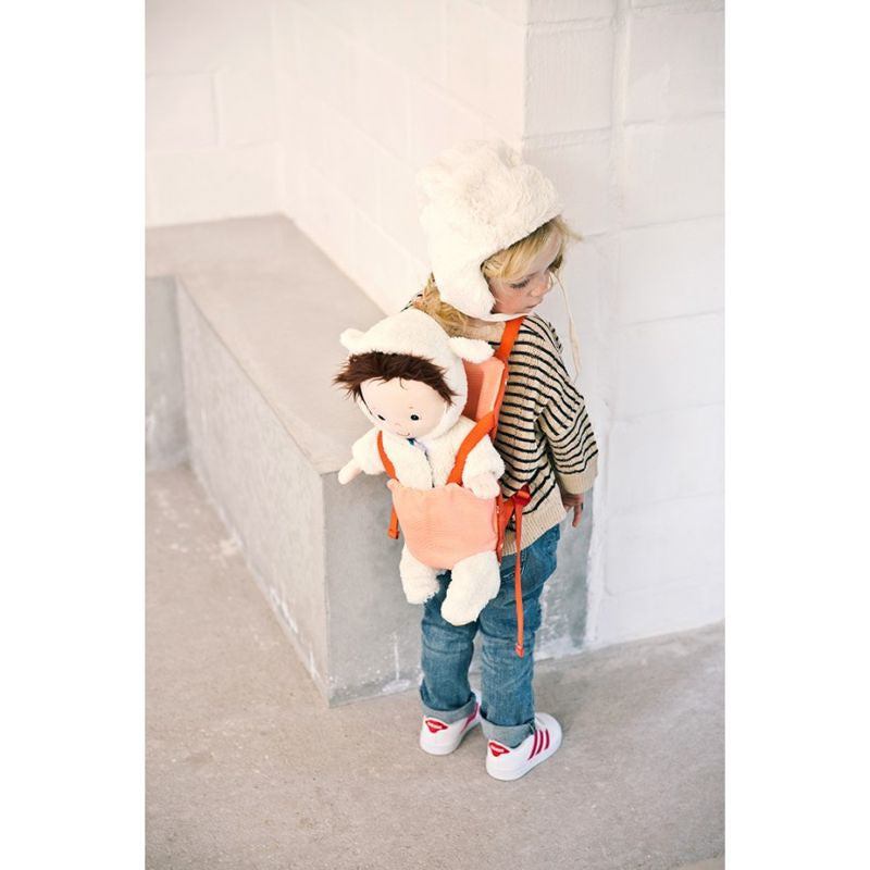 "Kind draagt pop in Lilliputiens poppendrager op de rug – speelgoed voor rollenspel vanaf 2 jaar"