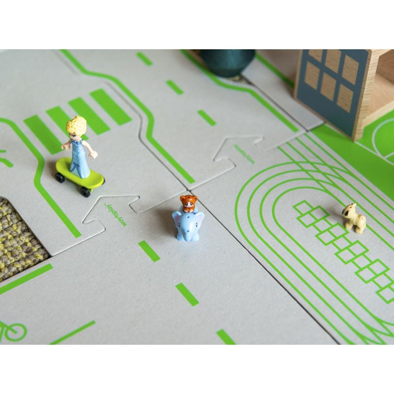 "Detail van kartonnen baandelen met groene markeringen – WaytoPlay Downtown set"