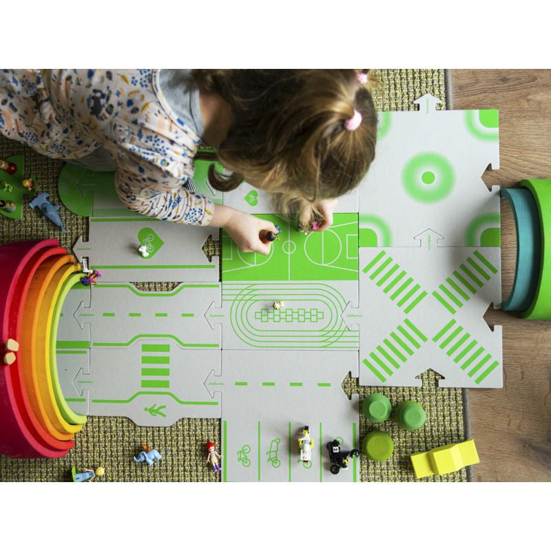 "Kind speelt met WaytoPlay kartonnen wegdelen en bouwt een stad op de vloer"