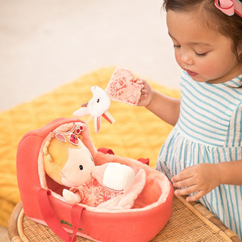 "Kind verzorgt stoffen babypop Lena – speelgoed voor poppenmoeders"