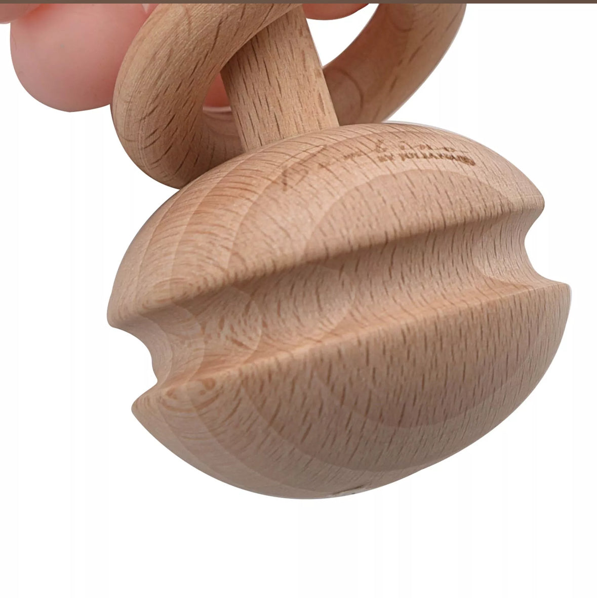 "Natuurlijke houten teether met zachte siliconen kralen, ideaal voor baby's en prachtig verpakt in een cadeaudoos."
