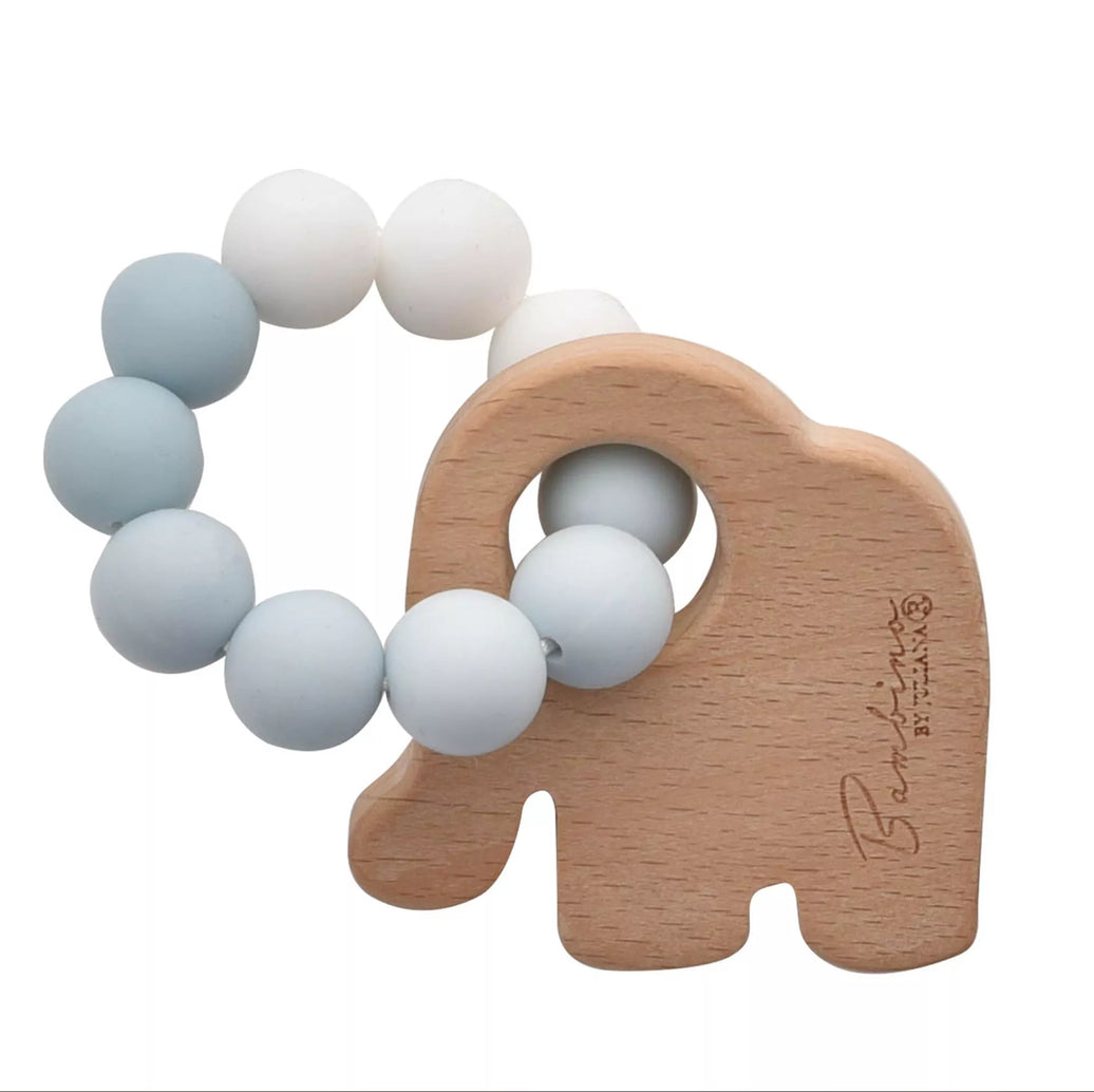 "Olifantvormig houten bijtspeeltje van BAMBINO BY JULIANA® met witte en pastelblauwe siliconen kralen."