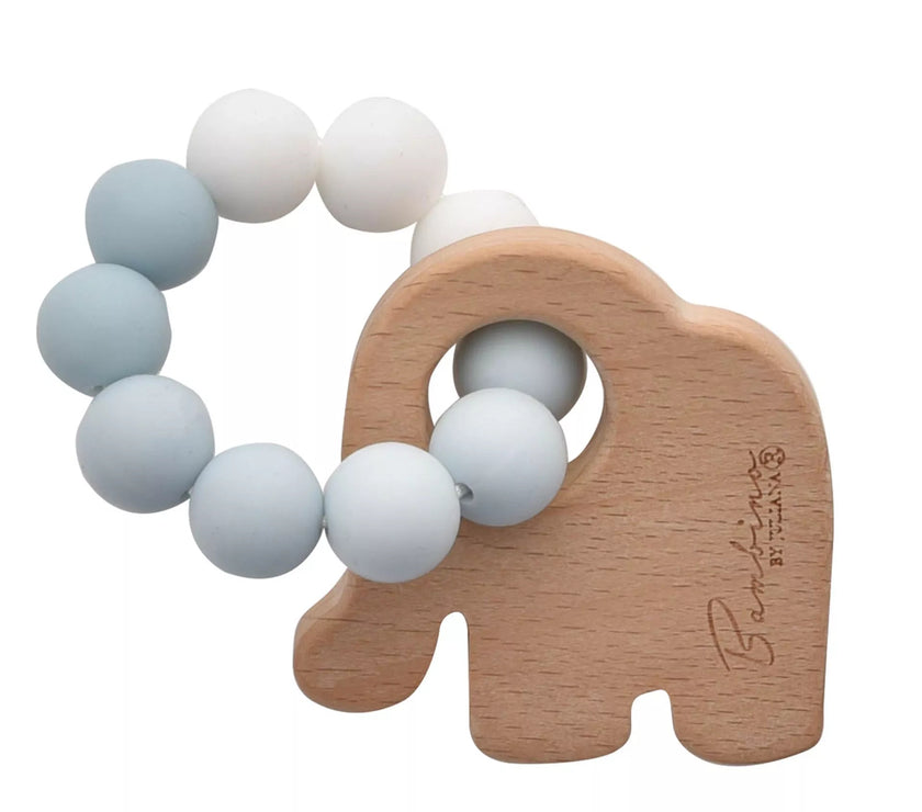 "Olifantvormig houten bijtspeeltje van BAMBINO BY JULIANA® met witte en pastelblauwe siliconen kralen."