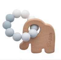 "Olifantvormig houten bijtspeeltje van BAMBINO BY JULIANA® met witte en pastelblauwe siliconen kralen."