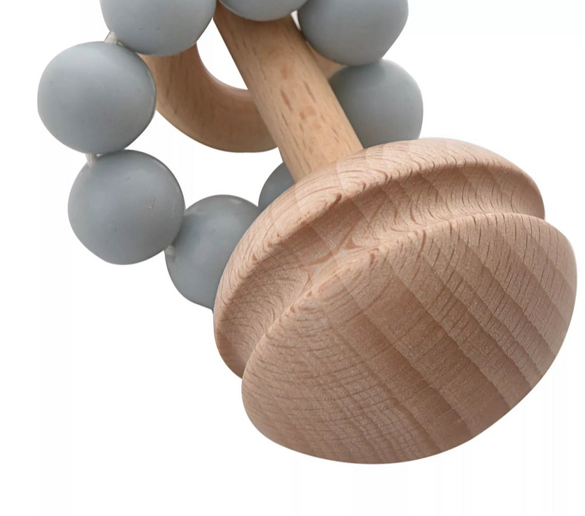 Babybijtring en rammelaar in één – blauw met duurzaam hout in cadeauverpakking