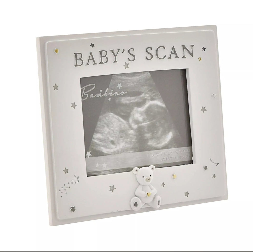 "Wit resin baby scan fotolijstje van BAMBINO BY JULIANA® met handgeschilderde starry night decoratie en teddybeer."
