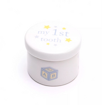 Witte keramische set met blauwe details – baby’s eerste mijlpalen bewaren in stijl