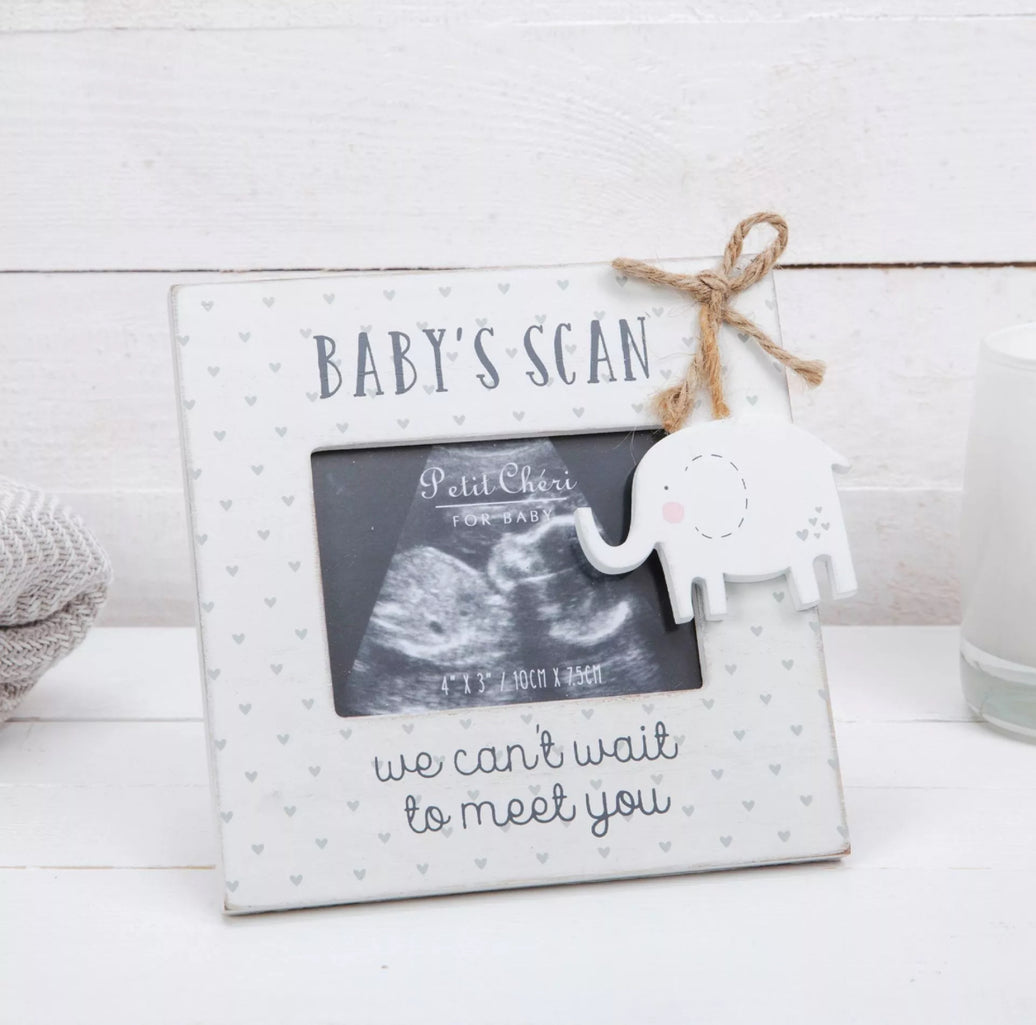"BABY'S SCAN vintage fotolijstje met olifantenhanger en hartjespatroon, perfect voor echo’s."