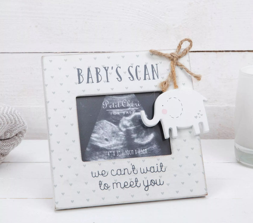 "BABY'S SCAN vintage fotolijstje met olifantenhanger en hartjespatroon, perfect voor echo’s."
