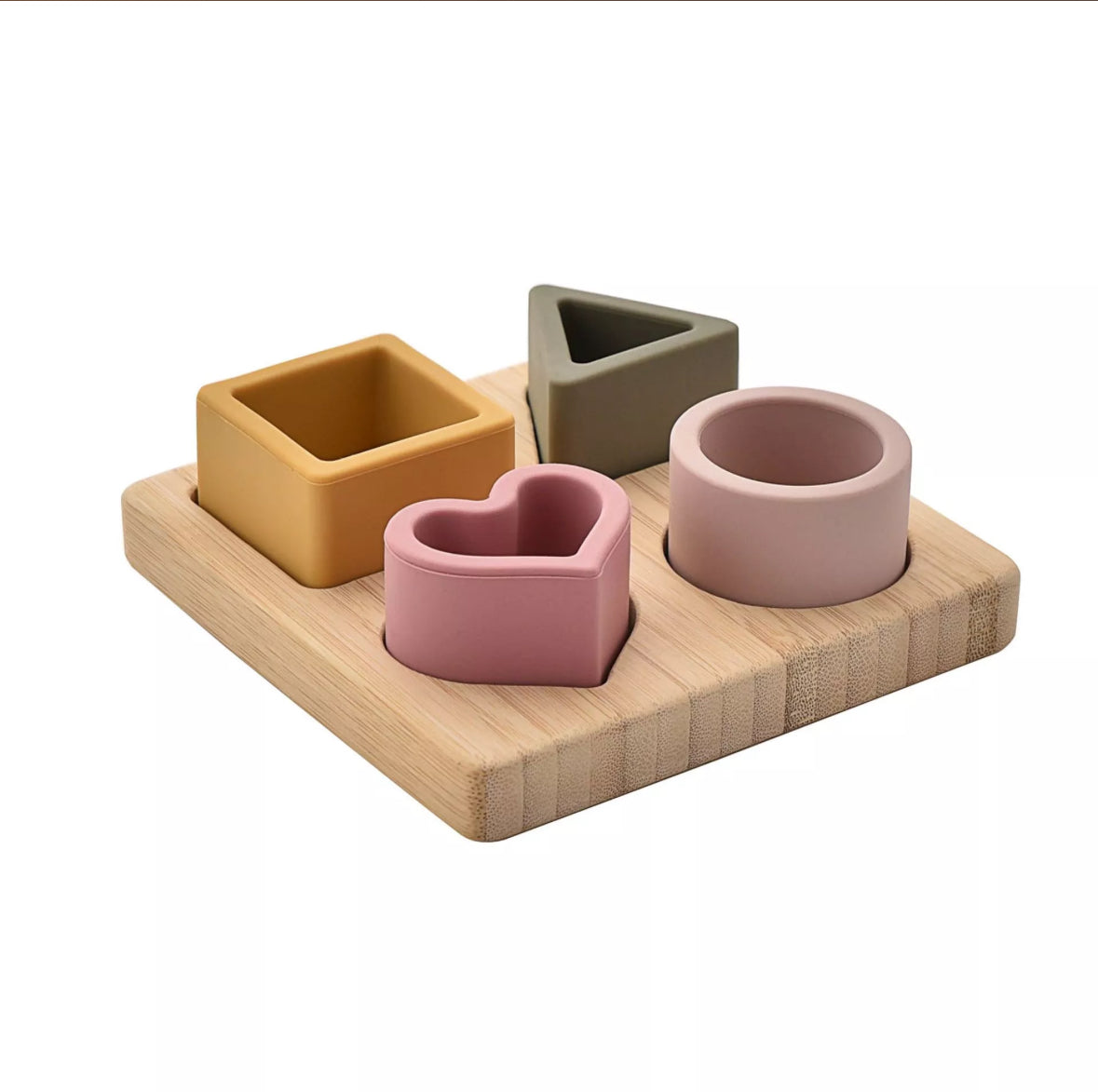 "Kindvriendelijke houten hart puzzel met zachte siliconen vormen voor baby’s en peuters."
