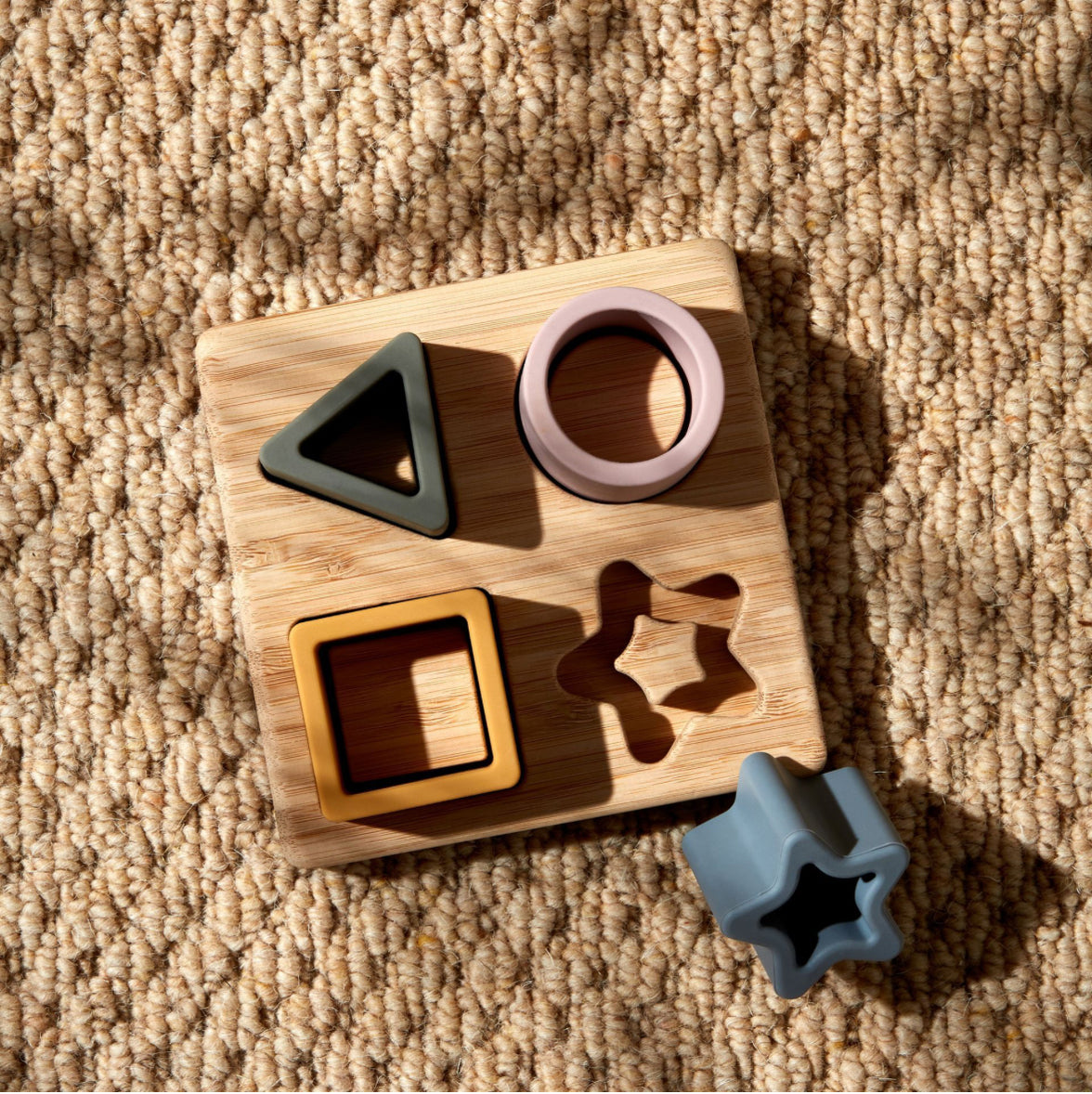 "Kindvriendelijke houten ster puzzel met zachte siliconen vormen voor baby’s en peuters."